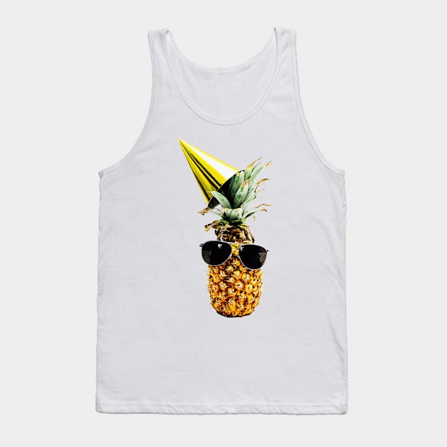 Funny pineapple wearing black aviator style sunglasses and party hat Tank Top by à la mode !